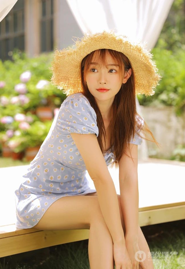 戴草帽的清新少女蓝衣小碎花连衣裙花园唯美写真照片
