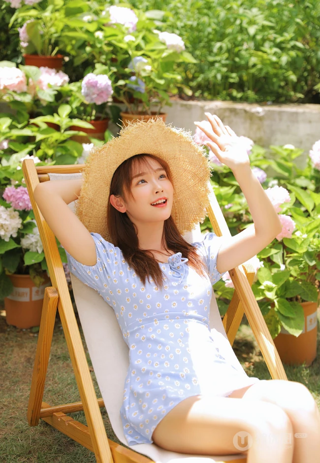 戴草帽的清新少女蓝衣小碎花连衣裙花园唯美写真照片