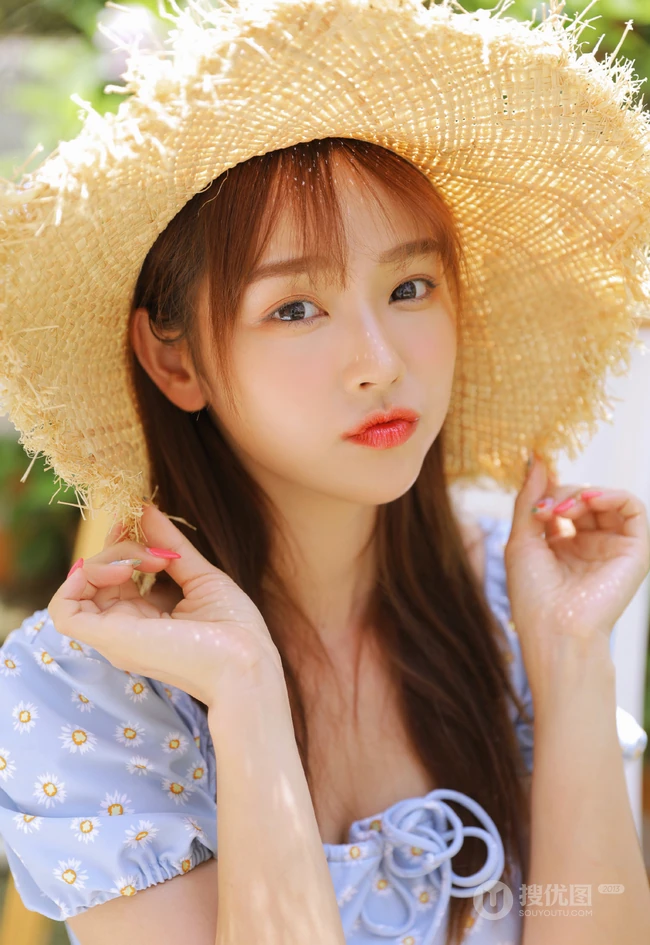 戴草帽的清新少女蓝衣小碎花连衣裙花园唯美写真照片