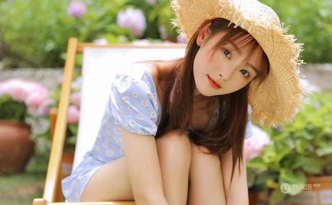戴草帽的清新少女蓝衣小碎花连衣裙花园唯美写真照片
