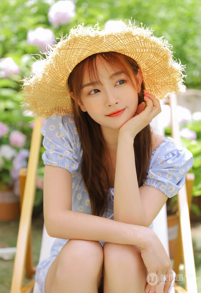 戴草帽的清新少女蓝衣小碎花连衣裙花园唯美写真照片