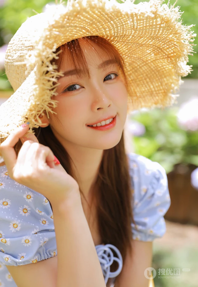 戴草帽的清新少女蓝衣小碎花连衣裙花园唯美写真照片