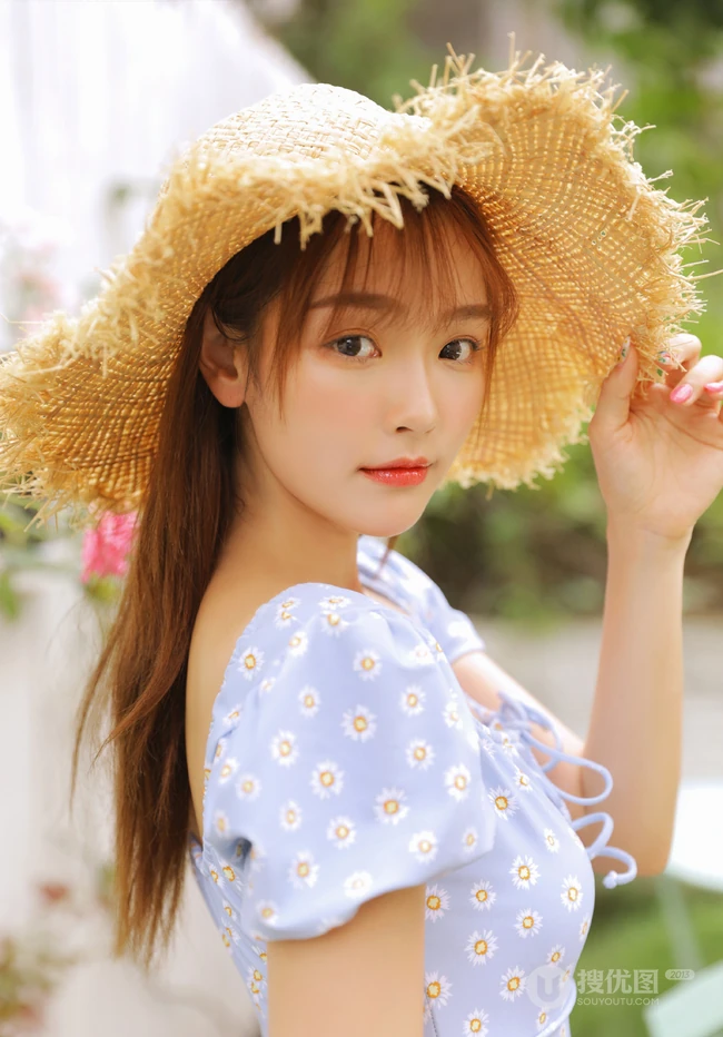 戴草帽的清新少女蓝衣小碎花连衣裙花园唯美写真照片