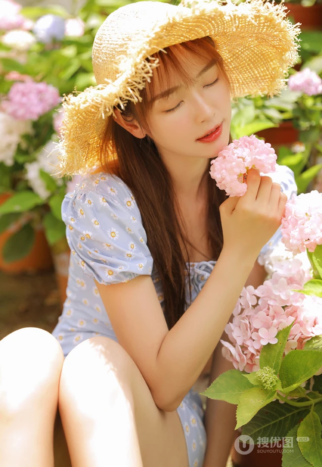 戴草帽的清新少女蓝衣小碎花连衣裙花园唯美写真照片