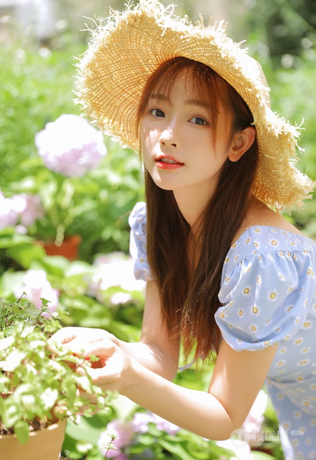 戴草帽的清新少女蓝衣小碎花连衣裙花园唯美写真照片