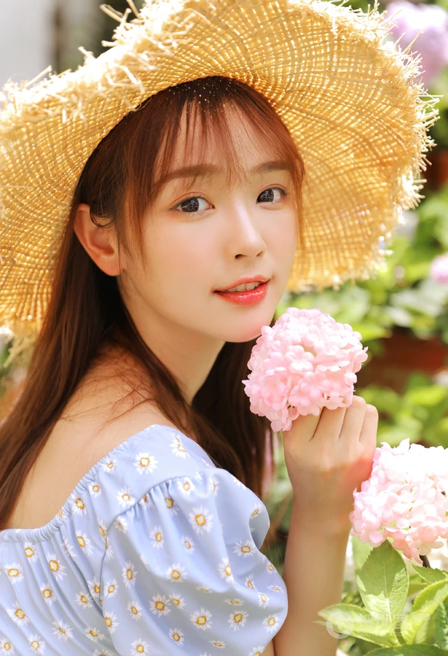 戴草帽的清新少女蓝衣小碎花连衣裙花园唯美写真照片