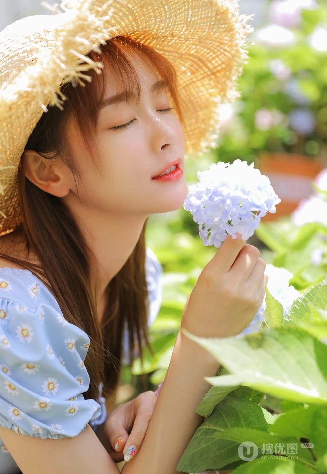 戴草帽的清新少女蓝衣小碎花连衣裙花园唯美写真照片
