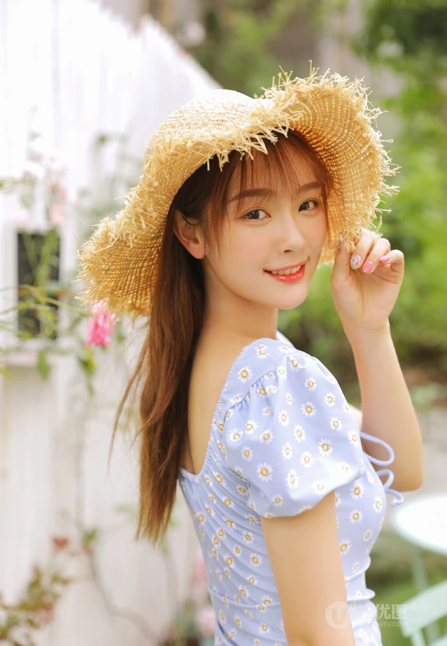 戴草帽的清新少女蓝衣小碎花连衣裙花园唯美写真照片