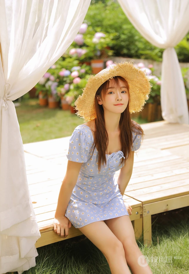 戴草帽的清新少女蓝衣小碎花连衣裙花园唯美写真照片