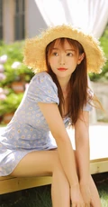 戴草帽的清新少女蓝衣小碎花连衣裙花园唯美写真照片
