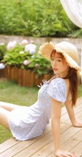 戴草帽的清新少女蓝衣小碎花连衣裙花园唯美写真照片