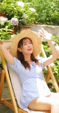 戴草帽的清新少女蓝衣小碎花连衣裙花园唯美写真照片