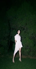 金晨夜晚公园草地好看写真，身着设计感十足连衣白衫，柔美优雅