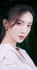 金晨夜晚公园草地好看写真，身着设计感十足连衣白衫，柔美优雅