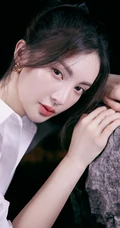 金晨夜晚公园草地好看写真，身着设计感十足连衣白衫，柔美优雅