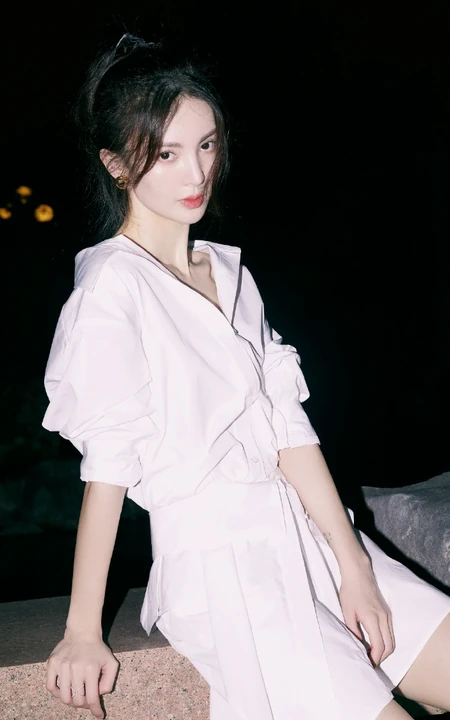 金晨夜晚公园草地好看写真，身着设计感十足连衣白衫，柔美优雅