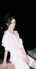 金晨夜晚公园草地好看写真，身着设计感十足连衣白衫，柔美优雅