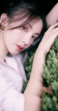 金晨夜晚公园草地好看写真，身着设计感十足连衣白衫，柔美优雅
