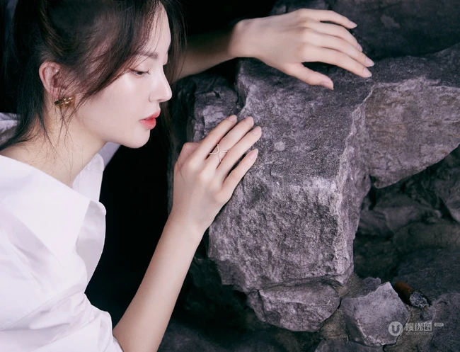 金晨夜晚公园草地好看写真，身着设计感十足连衣白衫，柔美优雅