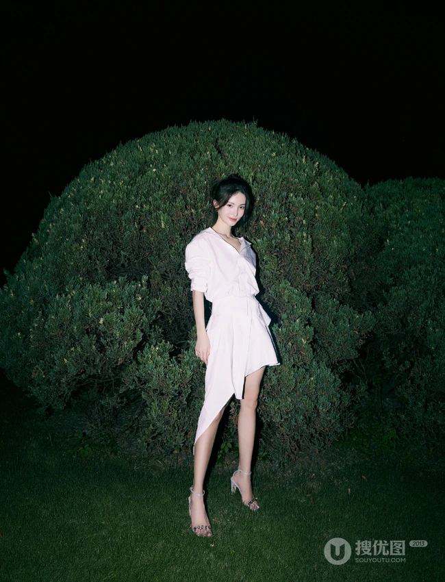 金晨夜晚公园草地好看写真，身着设计感十足连衣白衫，柔美优雅