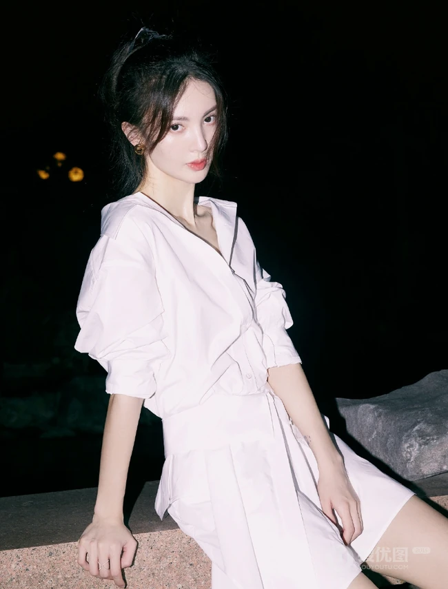 金晨夜晚公园草地好看写真，身着设计感十足连衣白衫，柔美优雅