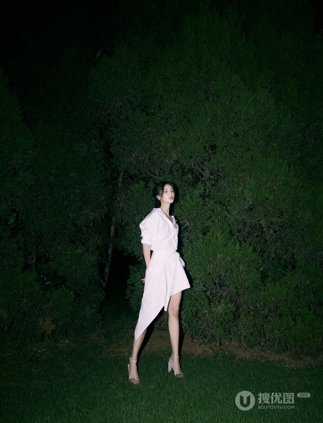 金晨夜晚公园草地好看写真，身着设计感十足连衣白衫，柔美优雅