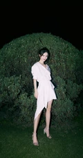 金晨夜晚公园草地好看写真，身着设计感十足连衣白衫，柔美优雅