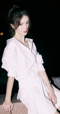 金晨夜晚公园草地好看写真，身着设计感十足连衣白衫，柔美优雅