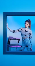 好有特色的报纸衣服，刘令姿紧身报纸衣裤大窗户前个性气质写真照