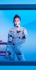 好有特色的报纸衣服，刘令姿紧身报纸衣裤大窗户前个性气质写真照