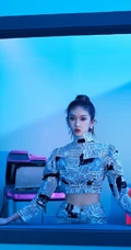 好有特色的报纸衣服，刘令姿紧身报纸衣裤大窗户前个性气质写真照