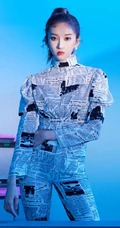 好有特色的报纸衣服，刘令姿紧身报纸衣裤大窗户前个性气质写真照