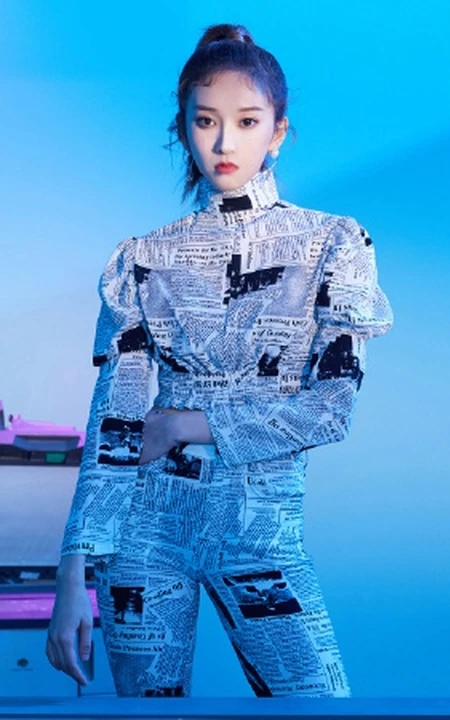 好有特色的报纸衣服，刘令姿紧身报纸衣裤大窗户前个性气质写真照