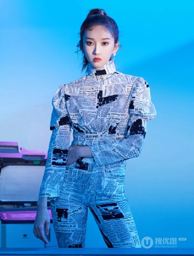 好有特色的报纸衣服，刘令姿紧身报纸衣裤大窗户前个性气质写真照