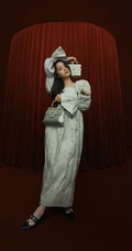 欧阳娜娜手拿大提琴剧场红色幕布前梦幻写真美照