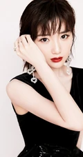 毛晓彤摇曳生姿色，红唇动人心气质写真美照
