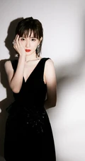 毛晓彤摇曳生姿色，红唇动人心气质写真美照