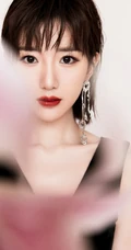 毛晓彤摇曳生姿色，红唇动人心气质写真美照