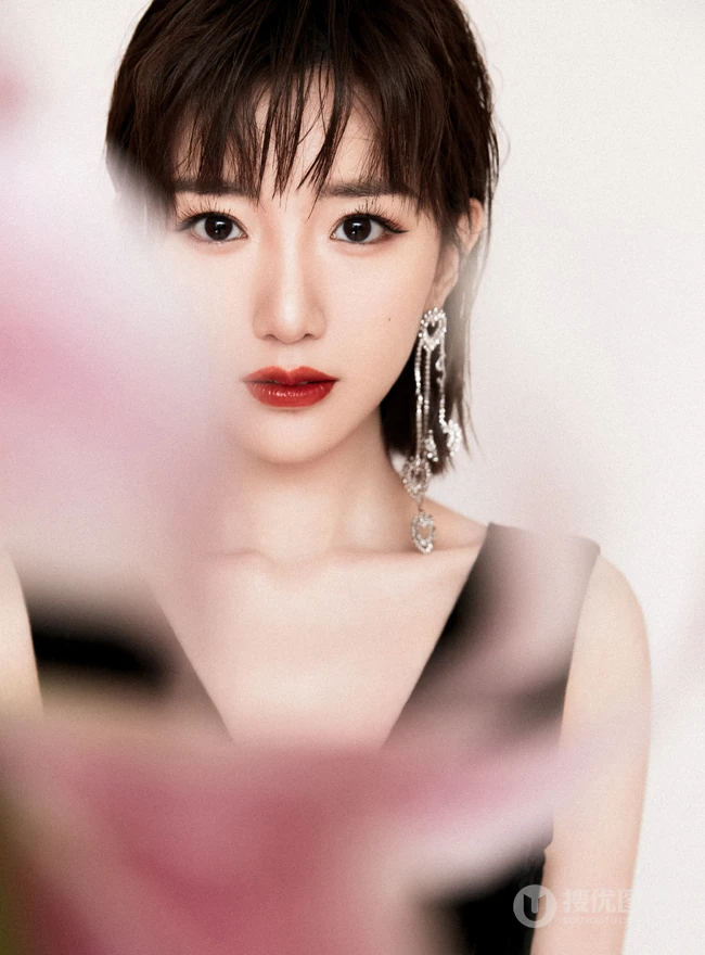 毛晓彤摇曳生姿色，红唇动人心气质写真美照