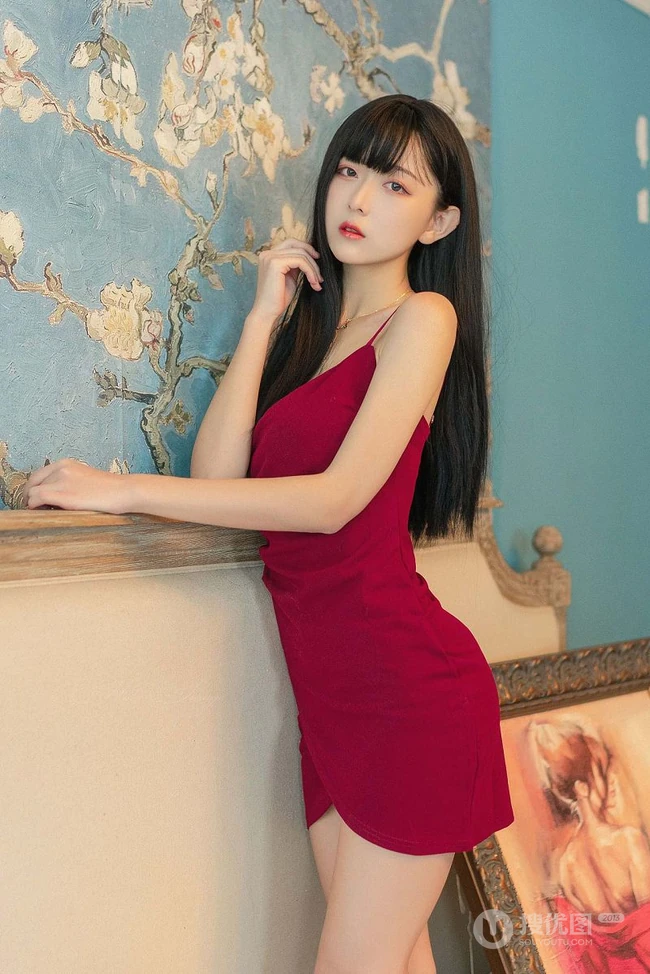 手拿玫瑰，大腿有纹身的肩带红裙气质长发女生气质艺术摄影图片