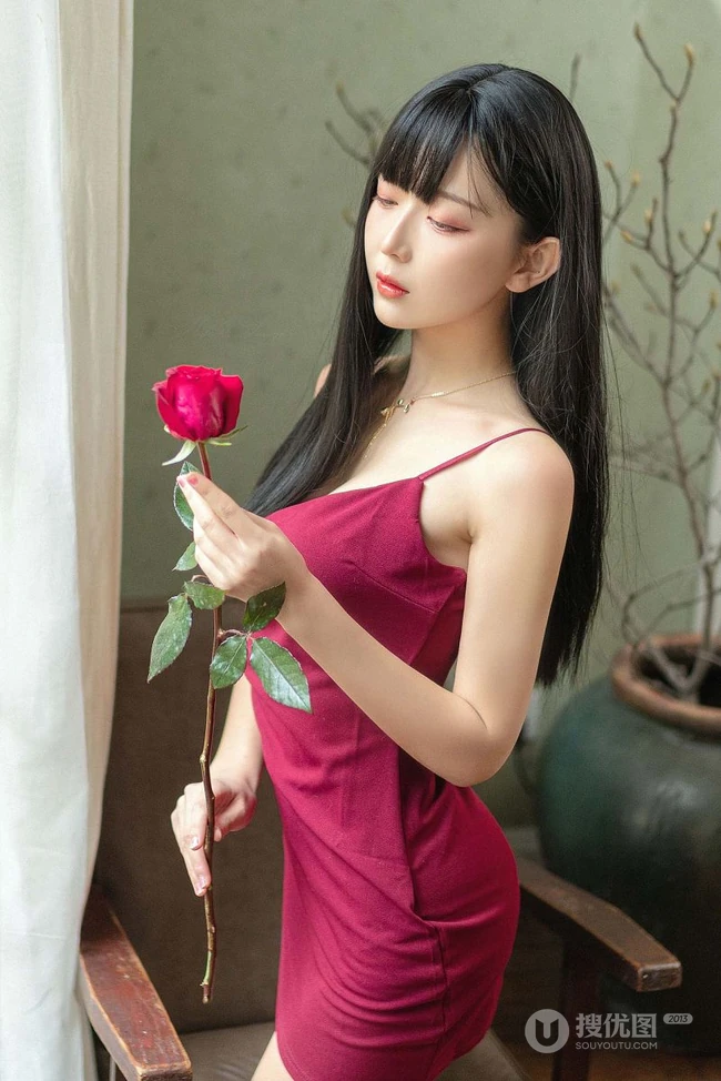 手拿玫瑰，大腿有纹身的肩带红裙气质长发女生气质艺术摄影图片