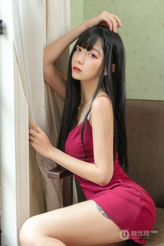 手拿玫瑰，大腿有纹身的肩带红裙气质长发女生气质艺术摄影图片