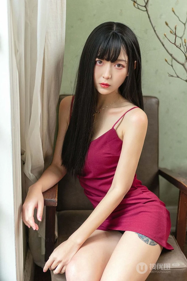 手拿玫瑰，大腿有纹身的肩带红裙气质长发女生气质艺术摄影图片