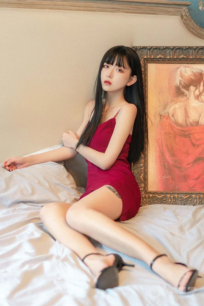 手拿玫瑰，大腿有纹身的肩带红裙气质长发女生气质艺术摄影图片