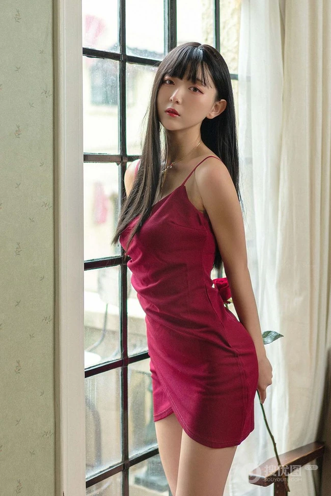 手拿玫瑰，大腿有纹身的肩带红裙气质长发女生气质艺术摄影图片