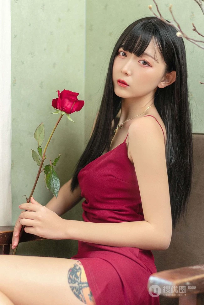 手拿玫瑰，大腿有纹身的肩带红裙气质长发女生气质艺术摄影图片