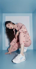 宋妍霏时尚粉色字母夹克运动风酷美写真图片