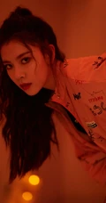 宋妍霏时尚粉色字母夹克运动风酷美写真图片