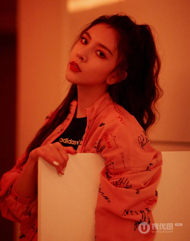 宋妍霏时尚粉色字母夹克运动风酷美写真图片
