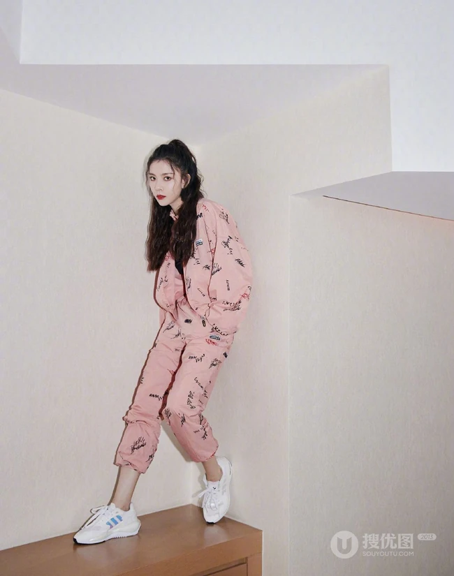 宋妍霏时尚粉色字母夹克运动风酷美写真图片